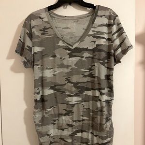 Ingrid & isabel (target brand) camo maternity shirt Sz XXL. Runs small!